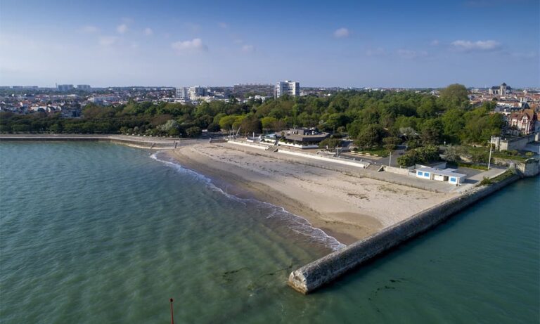 Visiter La Rochelle en 2 jours : plage de la concurrence