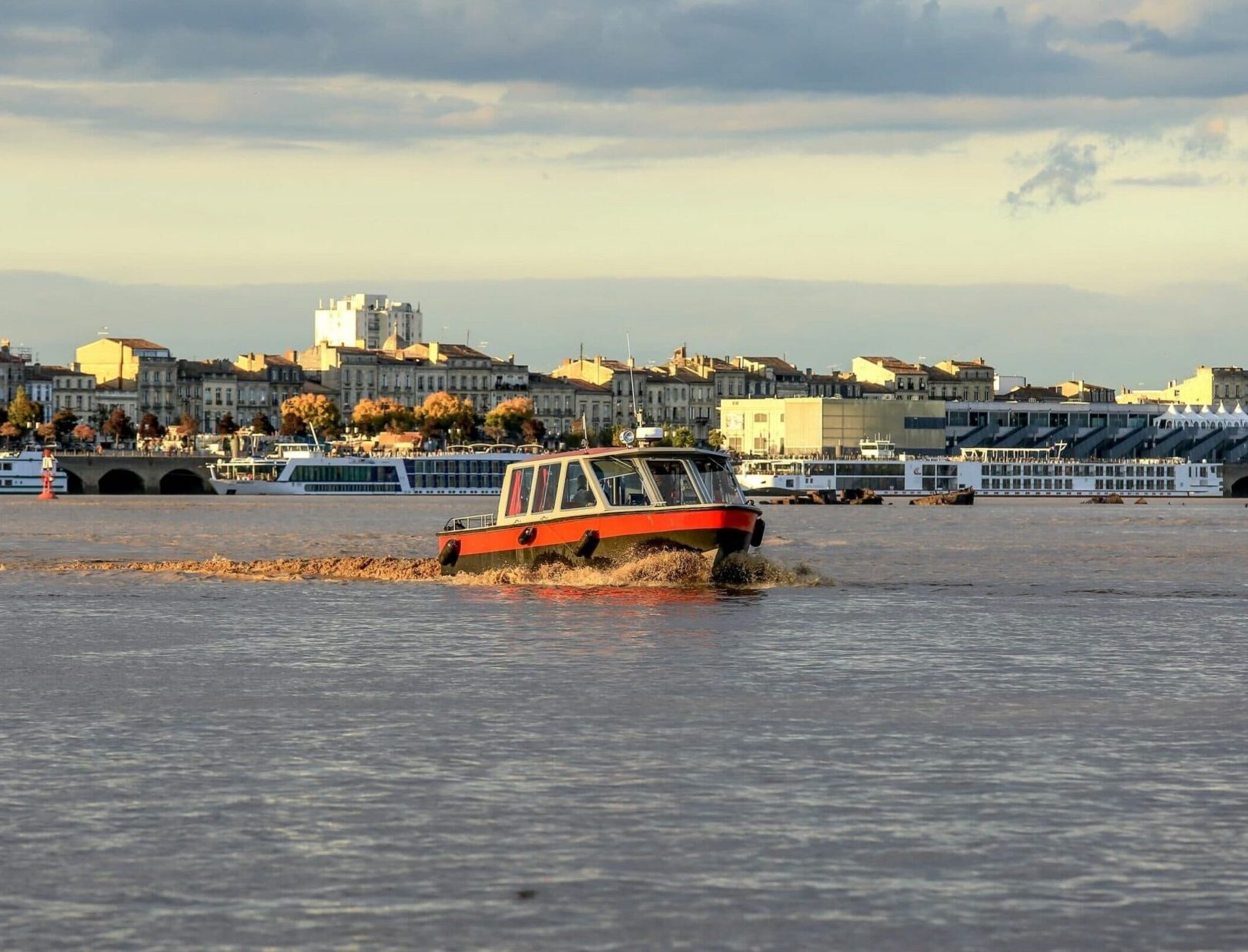 Visiter Bordeaux en famille : balade en bateau
